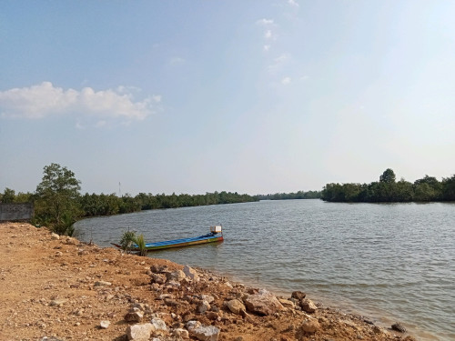 ដីជាប់ព្រែកធំកំពត