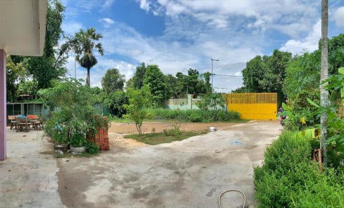 ផ្ទះ និង ដី នៅជិតវត្ត វាលស្បូវ ចុះពីផ្លូវជាតិលេខ1 ចម្ងាយ1.6គីឡូម៉ែត្រ ត្រូវការលក់បន្ទាន់