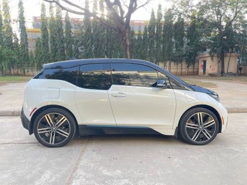 ម្ចាស់ផ្ទាល់ BMW i3 សាំងនិងអគ្គីសនី