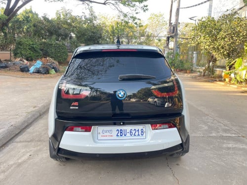 ម្ចាស់ផ្ទាល់ BMW i3 សាំងនិងអគ្គីសនី