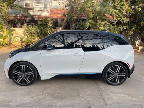 ម្ចាស់ផ្ទាល់ BMW i3 សាំងនិងអគ្គីសនី