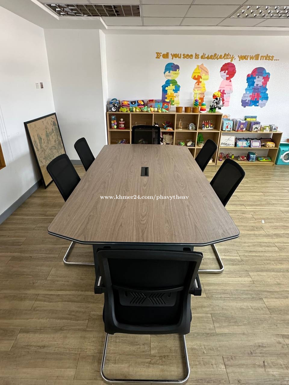 ๐ฅModern Meeting Table Setโ
๐ก