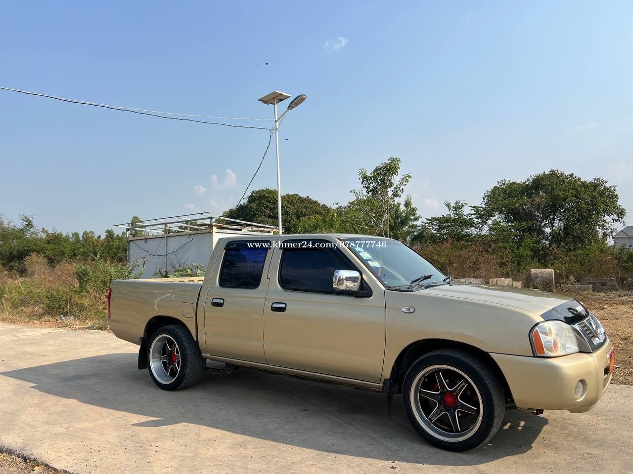 Nissan ឡានស្អាតលក់ ស្តាំលេខដៃប៉ុងមួយ ម៉ាសុីម៉ាស៊ូត