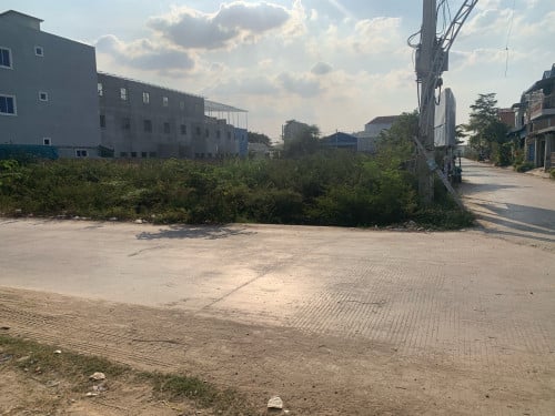 ដីកែងមុខផ្សារសុភមង្គល់