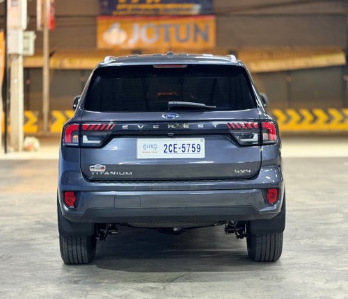 Ford Everest Titanium 2023 ប្រផេះ 2មុឺនKm