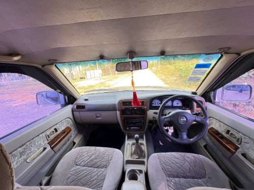 Nissan ឡានស្អាតលក់ ស្តាំលេខដៃប៉ុងមួយ ម៉ាសុីម៉ាស៊ូត