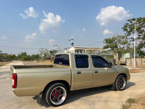 Nissan ឡានស្អាតលក់ ស្តាំលេខដៃប៉ុងមួយ ម៉ាសុីម៉ាស៊ូត
