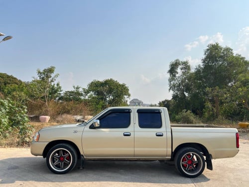 Nissan ឡានស្អាតលក់ ស្តាំលេខដៃប៉ុងមួយ ម៉ាសុីម៉ាស៊ូត