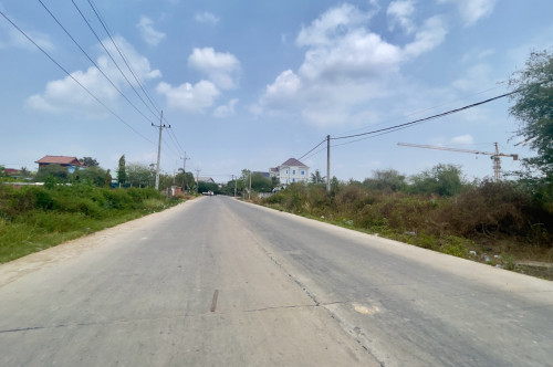 ដីលក់បន្ទាន់ ក្បែរបុរីជីបម៉ុង និងផ្សារទំនើបអ៉ីអន០៣