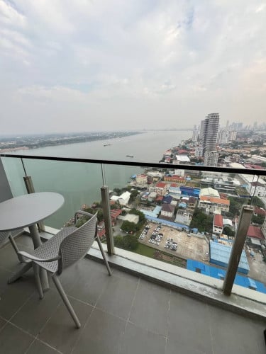 2-Bedroom Condo on 32nd Floor – Stunning City & River Views