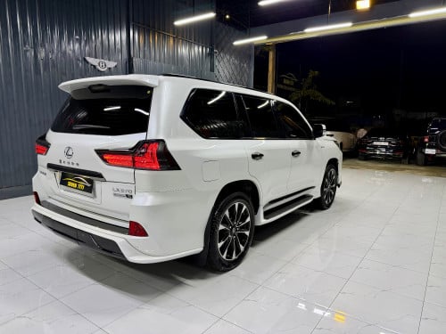 Sale Lexus LX570 Black Edition Kuru Arab