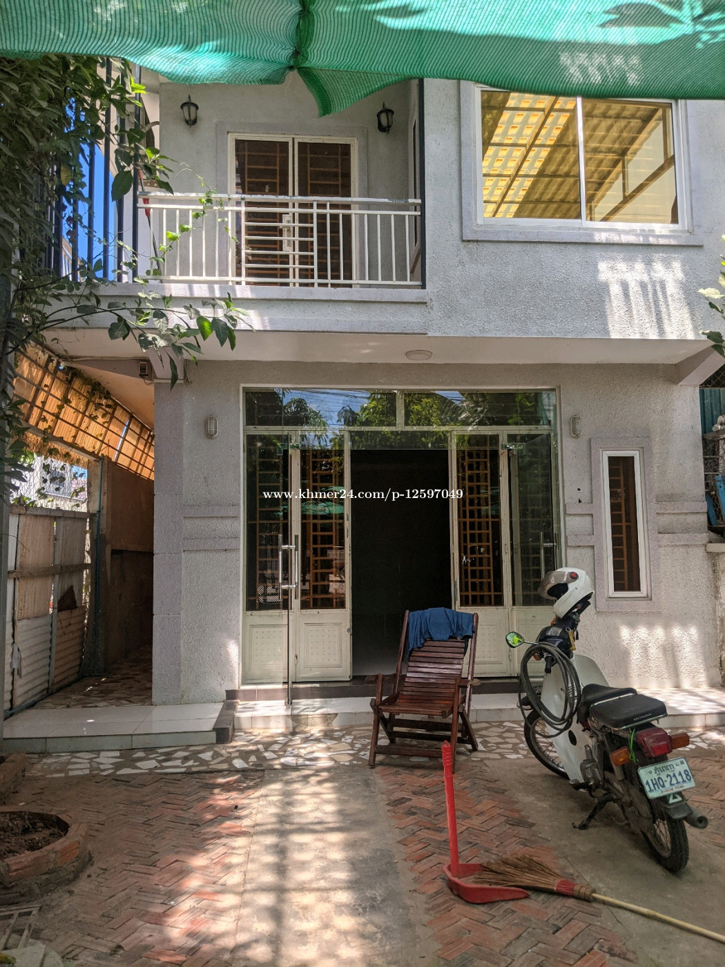 ផ្ទះកែងជាប់ផ្លូវធំ ងាយស្រួលរកសុីនិងរស់នៅ