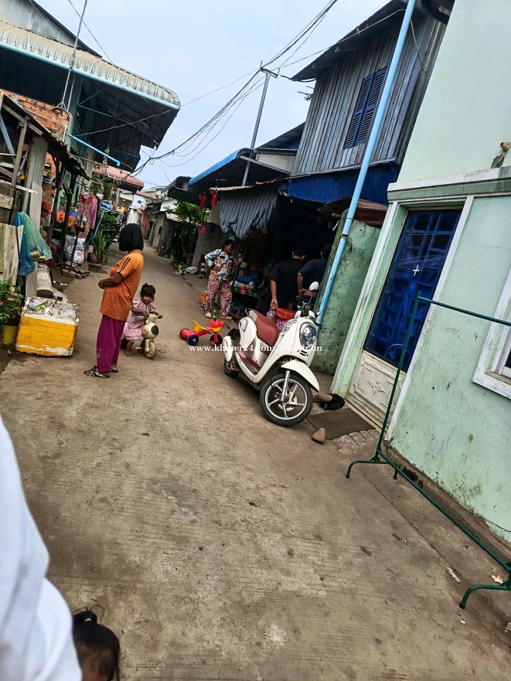 ផ្ទះលក់នៅជិតទីប្រជំជន់ទំហំ5x9.5mmទីតាំងភូមិចំពុះក្អែកលក់់តម្លៃ19000$ចចារ