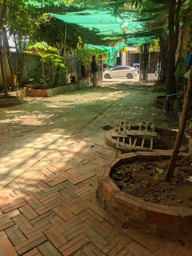 ផ្ទះកែងជាប់ផ្លូវធំ ងាយស្រួលរកសុីនិងរស់នៅ
