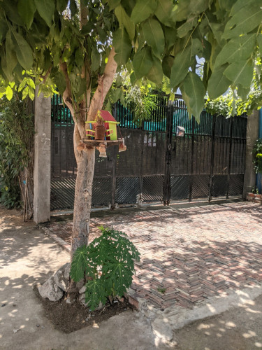 ផ្ទះកែងជាប់ផ្លូវធំ ងាយស្រួលរកសុីនិងរស់នៅ