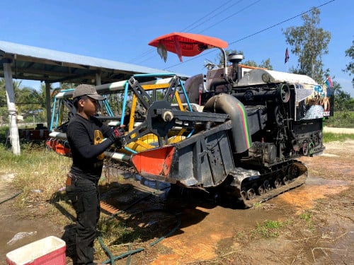ម៉ាស៊ីនច្រូតលក់ 3800 ប្រញាប់លុយសងធានាគា កង់ថ្មីមួយគូរ