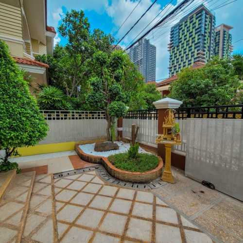 5 Bedroom Pool Villa for Rent In Chamkarmorn