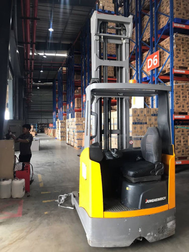 Forklift Reach Truck ឡេវ៉ាទ័រ