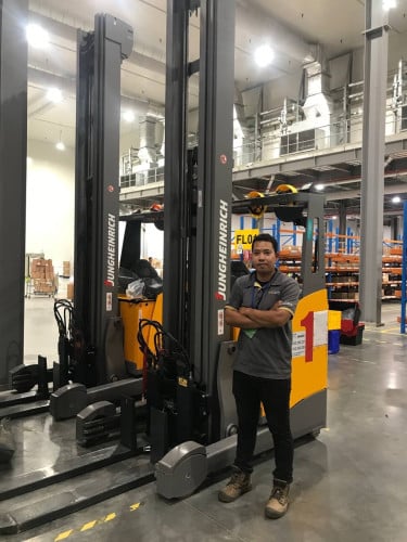Forklift Reach Truck ឡេវ៉ាទ័រ