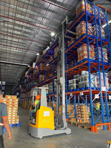 Forklift អេឡេវ៉ាទ័រ Stacker Pallet Reach Truck
