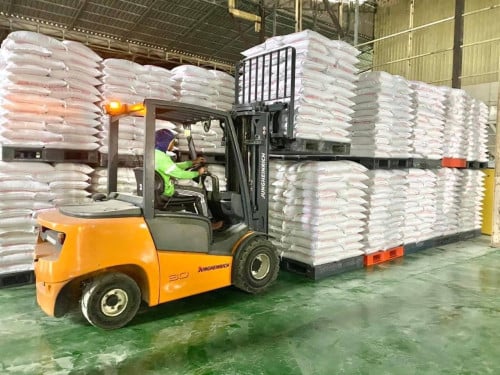 Forklift អេឡេវ៉ាទ័រ Stacker Pallet Reach Truck