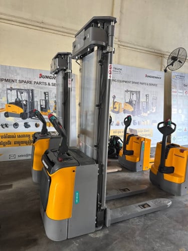 Forklift អេឡេវ៉ាទ័រ Stacker Pallet Reach Truck