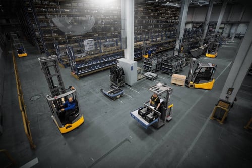 Forklift អេឡេវ៉ាទ័រ Stacker Pallet Reach Truck
