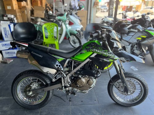 Kawasaki D TRACKER កំលាំង 150cc ឆ្នាំ 2013 ធានាថាម៉ូតូនៅថ្មីជូនបងអូន