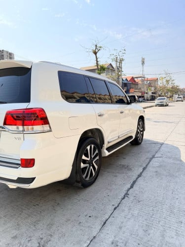 Land Cruiser V6 2010ឡេីង​2021 ម្ចាស់ដេីមទីមួយ​ ទឹកថ្នាំបាញ់តែកន្លែកឡេីងទេបងប្អូន