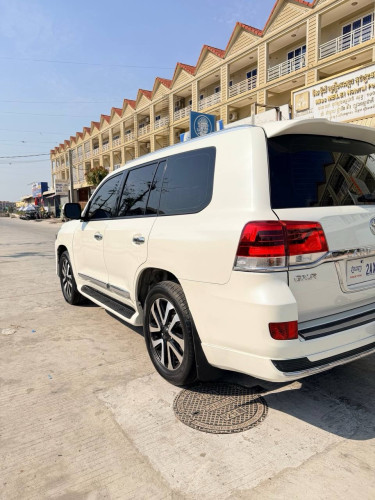 Land Cruiser V6 2010ឡេីង​2021 ម្ចាស់ដេីមទីមួយ​ ទឹកថ្នាំបាញ់តែកន្លែកឡេីងទេបងប្អូន