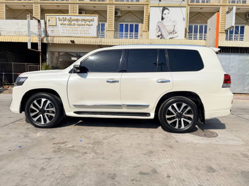 Land Cruiser V6 2010ឡេីង​2021 ម្ចាស់ដេីមទីមួយ​ ទឹកថ្នាំបាញ់តែកន្លែកឡេីងទេបងប្អូន