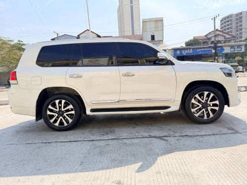 Land Cruiser V6 2010ឡេីង​2021 ម្ចាស់ដេីមទីមួយ​ ទឹកថ្នាំបាញ់តែកន្លែកឡេីងទេបងប្អូន
