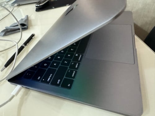 MacBook Pro 13inch core i5 Ram8G 512G