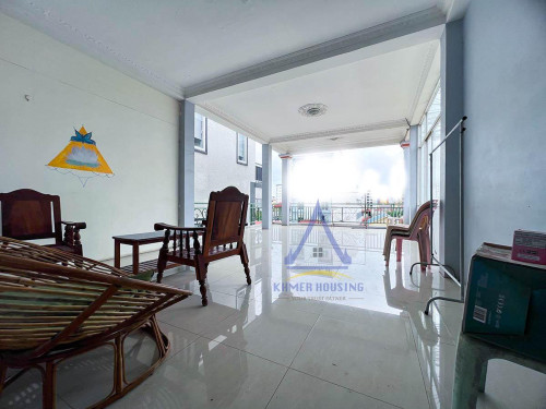 Top floor 1 bedroom house for rent near Russian Market