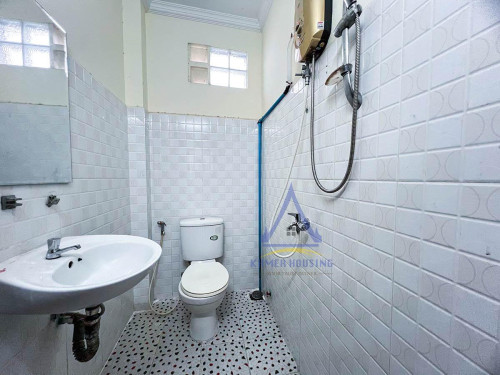 Top floor 1 bedroom house for rent near Russian Market