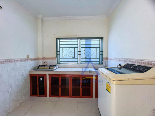 Top floor 1 bedroom house for rent near Russian Market