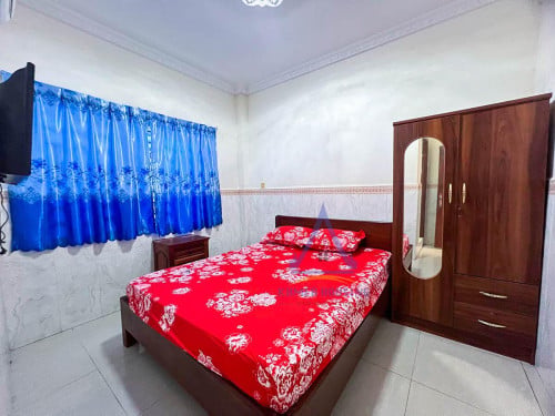 Top floor 1 bedroom house for rent near Russian Market