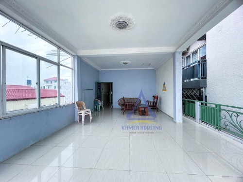 Top floor 1 bedroom house for rent near Russian Market