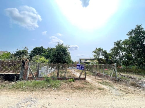 ដីលក់បន្ទាន់ ក្បែរសាលាបឋមសិក្សារបោះអង្កាញ់