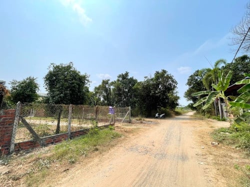 ដីលក់បន្ទាន់ ក្បែរសាលាបឋមសិក្សារបោះអង្កាញ់