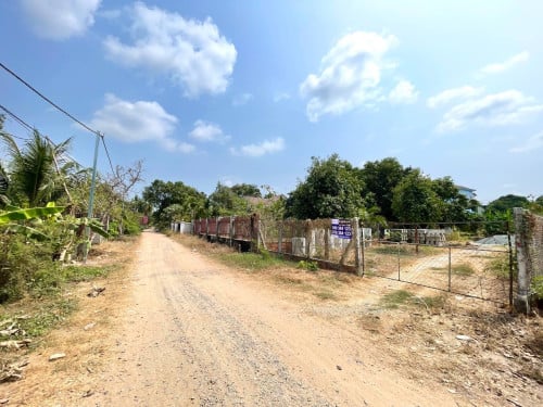 ដីលក់បន្ទាន់ ក្បែរសាលាបឋមសិក្សារបោះអង្កាញ់