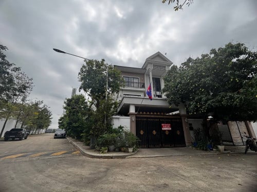 Peng Hout Boung Snor Villa at corner for rent