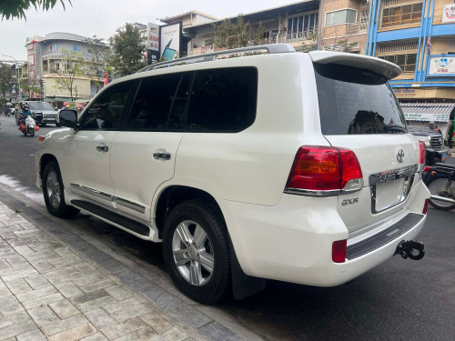 2013 V6 ក្រដាស់ពន្ធ ថ្នាំសុីន១ជុំ នៅថ្មីខ្លាំងពូកស្បែកពីមុខដល់ក្រោមមិនទាន់ប្តូរ គ្មានទេកន្លែងច្រេះ