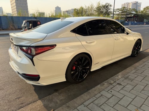 Lexus es300h year 2019 49000$