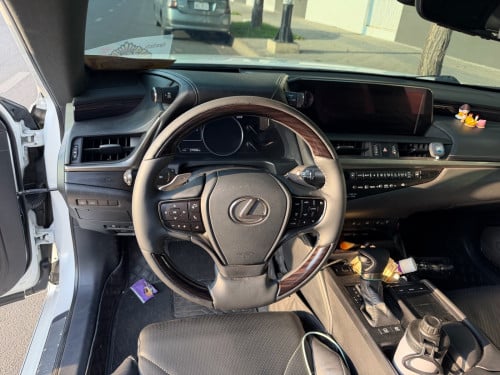 Lexus es300h year 2019 49000$