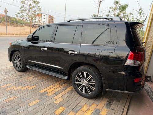 LX 570