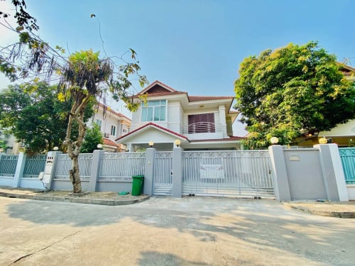 Single Villa for Rent In Tonle Bassac Few Minutes to Independent Monument