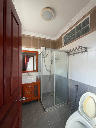 Single Villa for Rent In Tonle Bassac Few Minutes to Independent Monument
