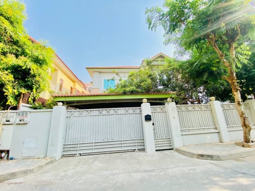 Single Villa for Rent In Tonle Bassac, safe and quiet compound