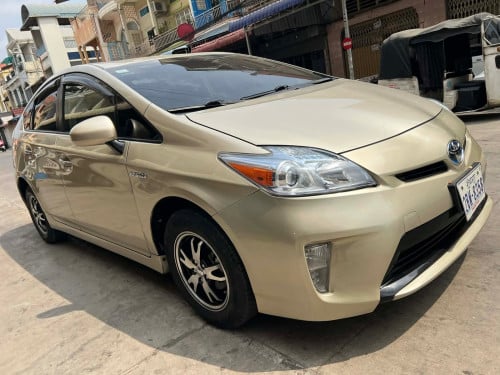 TOYOTA PRIUS ឆ្នាំ010 Option3